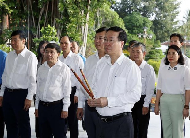 Le Chef de l'État va offrir de l'encens dans la zone commémorative de Nguyên Sinh Sac. Photo : VNA.
