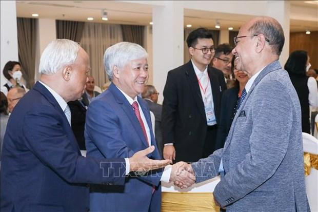 Dô Van Chiên (2e à partir de la gauche), secrétaire du Comité central du Parti, président du Comité central du Front de la Patrie du Vietnam, lors de la rencontre. Photo : VNA. Dô Van Chiên (2e à partir de la gauche), secrétaire du Comité central du Parti, président du Comité central du Front de la Patrie du Vietnam, lors de la rencontre. Photo : VNA.