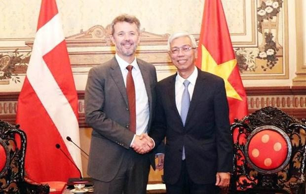 Le prince héritier Frederik de Danemark (gauche) et le vice-président du Comité populaire municipal de Hô Chi Minh-Ville, Vo Van Hoan. Photo : VNA. Le prince héritier Frederik de Danemark (gauche) et le vice-président du Comité populaire municipal de Hô Chi Minh-Ville, Vo Van Hoan. Photo : VNA.
