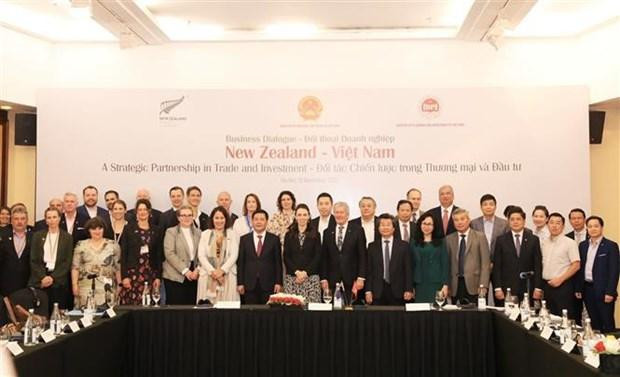 La Première ministre Jacinda Ardern et le ministre vietnamien de l’Industrie et du Commerce, Nguyên Hông Diên et d’autres officiels posent lors du dialogue d’affaires, à Hanoi, le 15 novembre. Photo : VNA. La Première ministre Jacinda Ardern et le ministre vietnamien de l’Industrie et du Commerce, Nguyên Hông Diên et d’autres officiels posent lors du dialogue d’affaires, à Hanoi, le 15 novembre. Photo : VNA.