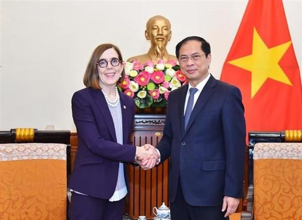 Le ministre des Affaires étrangères, Bùi Thanh Son, et la gouverneure de l'Oregon, Katherine Brown. Photo : VNA.