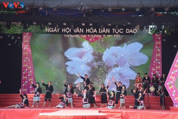 La troupe de Piêng Sàng présente la danse à la cloche. Photo : VOV. La troupe de Piêng Sàng présente la danse à la cloche. Photo : VOV.