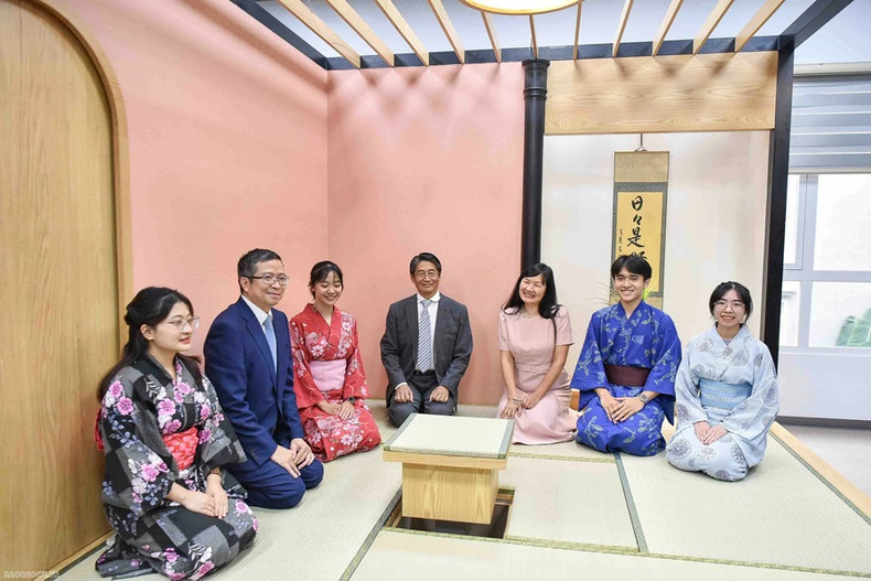 Les délégués visitent la salle japonaise. Photo : baoquocte.vn