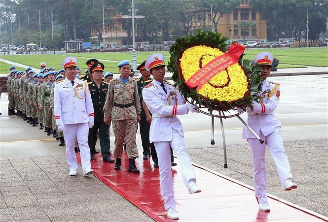 L’unité de génie militaire n°3 et l’hôpital de campagne de niveau 2 n°6 rendent hommage au président Hô Chi Minh en son mausolée. Photo : VNA. L’unité de génie militaire n°3 et l’hôpital de campagne de niveau 2 n°6 rendent hommage au président Hô Chi Minh en son mausolée. Photo : VNA.