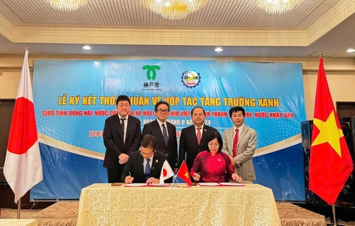 Les dirigeants du Comité populaire de la province de Dong Nai et du gouvernement de la ville de Kobe ont signé un accord de coopération sur la croissance verte. Les dirigeants du Comité populaire de la province de Dong Nai et du gouvernement de la ville de Kobe ont signé un accord de coopération sur la croissance verte.