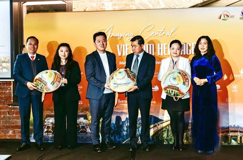 Des chapeaux coniques vietnamiens ont été offerts aux délégués participant à l’évènement. Des chapeaux coniques vietnamiens ont été offerts aux délégués participant à l’évènement.