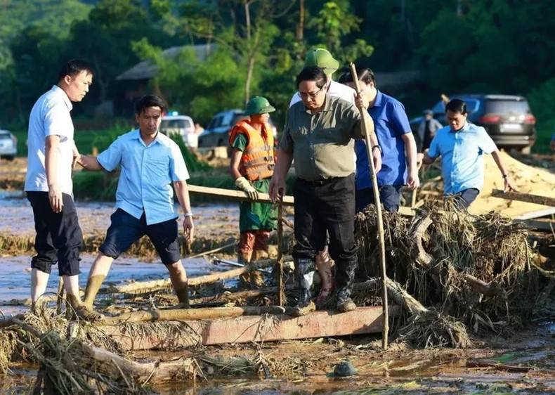 Le Premier ministre Pham Minh Chinh (droite) supervise les efforts de recherche des victimes du glissement de terrain dans le hameau de Làng Nu. Photo : VNA. Le Premier ministre Pham Minh Chinh (droite) supervise les efforts de recherche des victimes du glissement de terrain dans le hameau de Làng Nu. Photo : VNA.