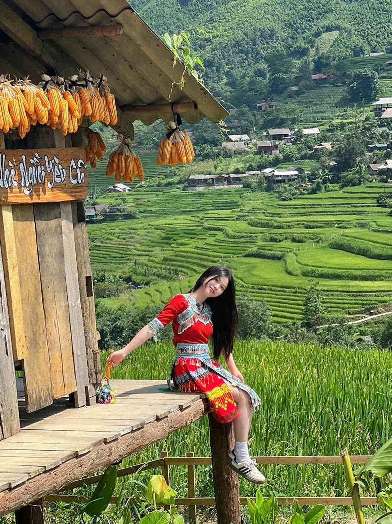 Pour ceux qui souhaitent s'immerger pleinement dans la culture locale, des costumes traditionnels de l’ethnie Mong sont disponibles à la location, à 50.000 dongs par tenue. Photo : Vietnamnet. Pour ceux qui souhaitent s'immerger pleinement dans la culture locale, des costumes traditionnels de l’ethnie Mong sont disponibles à la location, à 50.000 dongs par tenue. Photo : Vietnamnet.