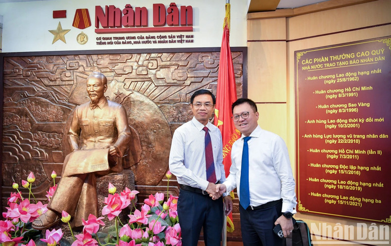 Le Quoc Minh et Syvanh Homsayadeth à la Maison d’exposition de Nhan Dan. Photo : Thanh Dat. Le Quoc Minh et Syvanh Homsayadeth à la Maison d’exposition de Nhan Dan. Photo : Thanh Dat.