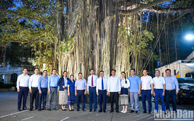 Les dirigeants et employés du journal Nhan Dan prennent une photo souvenir avec la délégation de Pasaxon. Photo : Thanh Dat. Les dirigeants et employés du journal Nhan Dan prennent une photo souvenir avec la délégation de Pasaxon. Photo : Thanh Dat.