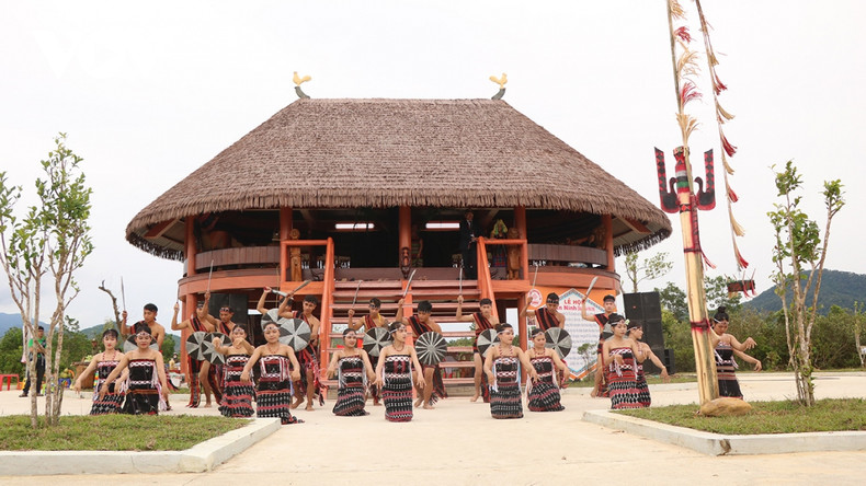 Garçons et filles de Cơ Tu à côté de la maison traditionnelle de Cơ Tu Garçons et filles de Cơ Tu à côté de la maison traditionnelle de Cơ Tu