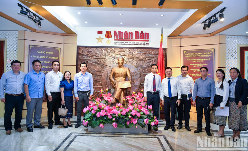 Les dirigeants du journal Nhan Dan et la délégation de Pasaxon posent pour une photo souvenir à la Maison d’exposition de Nhan Dan. Photo : Thanh Dat. Les dirigeants du journal Nhan Dan et la délégation de Pasaxon posent pour une photo souvenir à la Maison d’exposition de Nhan Dan. Photo : Thanh Dat.