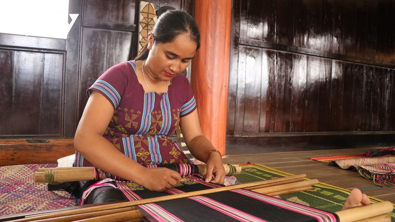 Démonstration du tissage traditionnel de zèng des habitants d’A Luoi. Démonstration du tissage traditionnel de zèng des habitants d’A Luoi.