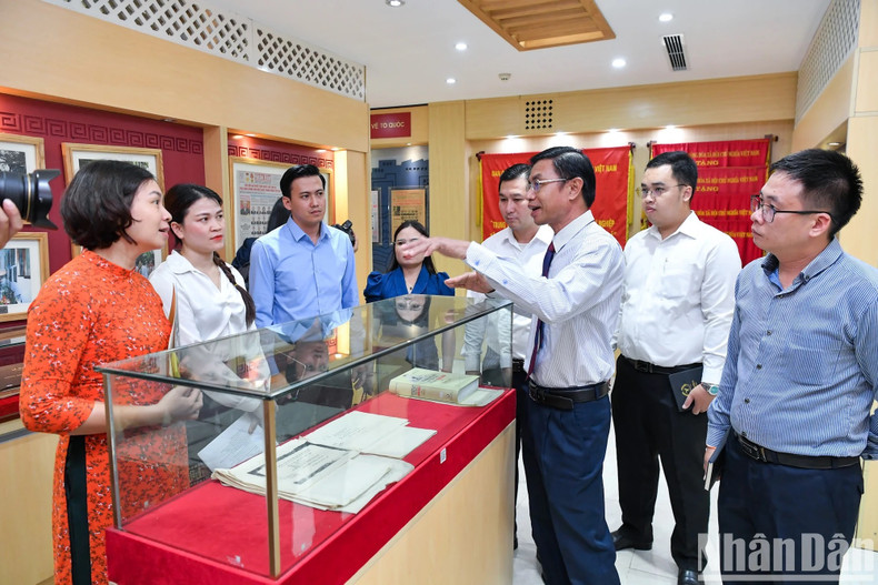 La délégation de Pasaxon visite la Maison d’exposition de Nhan Dan. Photo : Thanh Dat. La délégation de Pasaxon visite la Maison d’exposition de Nhan Dan. Photo : Thanh Dat.