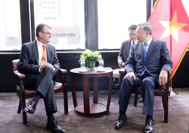 Le dirigeant Tô Lâm (droite) et le vice-président chargé des relations gouvernementales et de la politique publique de Google, Karan Bhatia. Photo : VNA/CVN. Le dirigeant Tô Lâm (droite) et le vice-président chargé des relations gouvernementales et de la politique publique de Google, Karan Bhatia. Photo : VNA/CVN.