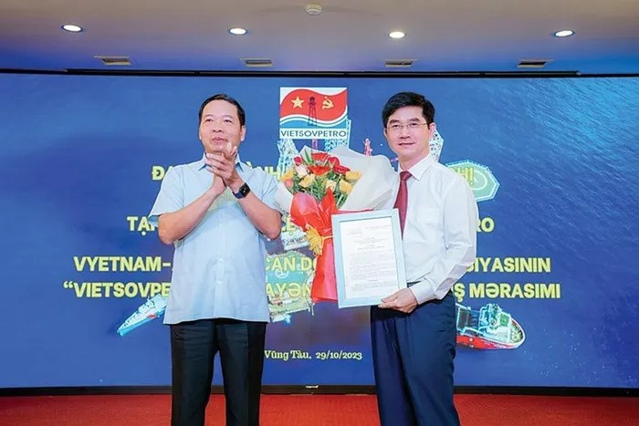 Cérémonie de création de l’antenne de l’Association d’amitié Vietnam — Azerbaïdjan à la coentreprise Vietsovpetro. Cérémonie de création de l’antenne de l’Association d’amitié Vietnam — Azerbaïdjan à la coentreprise Vietsovpetro.
