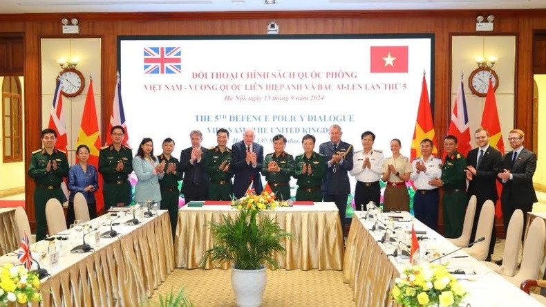 Le général de corps d’armée Hoang Xuan Chien, M. Vernon Coaker et les délégués ont pris une photo ensemble.