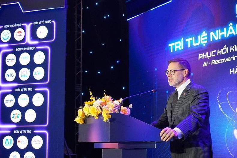 L’ambassadeur d’Australie au Vietnam, Andrew John Lech Goledznowski, prononce un discours lors de l'événement Intelligence artificielle pour le Vietnam le 23 septembre. Photo : aus4innovation L’ambassadeur d’Australie au Vietnam, Andrew John Lech Goledznowski, prononce un discours lors de l'événement Intelligence artificielle pour le Vietnam le 23 septembre. Photo : aus4innovation