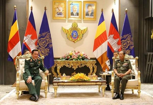 Le général de corps d'armée Vo Minh Luong, membre du Comité central du Parti, membre permanent de la Commission militaire centrale, vice-ministre de la Défense et le général Tea Banh, vice-Premier ministre et ministre de la Défense. Photo : VNA Le général de corps d'armée Vo Minh Luong, membre du Comité central du Parti, membre permanent de la Commission militaire centrale, vice-ministre de la Défense et le général Tea Banh, vice-Premier ministre et ministre de la Défense. Photo : VNA