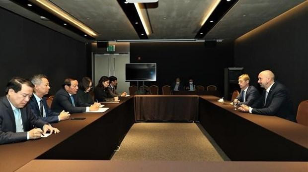 Le ministre Nguyên Van Hung travaille avec le directeur du département des relations du CIO avec les comités nationaux olympiques, James Macleod. Photo: VNA Le ministre Nguyên Van Hung travaille avec le directeur du département des relations du CIO avec les comités nationaux olympiques, James Macleod. Photo: VNA