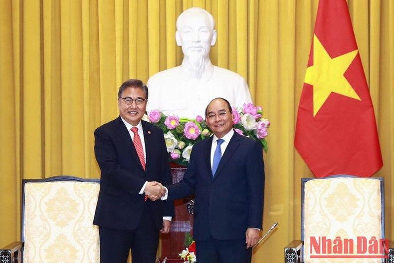 Le Président Nguyên Xuân Phuc (à droite) reçoit le ministre sud-coréen des Affaires étrangères, Park Jin. Le Président Nguyên Xuân Phuc (à droite) reçoit le ministre sud-coréen des Affaires étrangères, Park Jin.