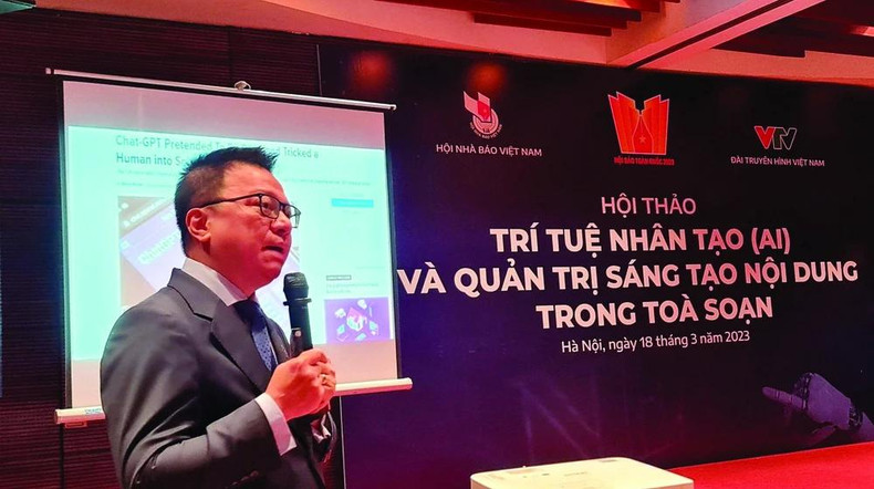 Lê Quôc Minh, membre du Comité central du Parti, président de l’Association des journalistes vietnamiens et rédacteur en chef du journal "Nhân Dân", s’exprime lors du colloque sur l’IA et la création de contenu dans les rédactions, en mars 2023. Photo : CL Lê Quôc Minh, membre du Comité central du Parti, président de l’Association des journalistes vietnamiens et rédacteur en chef du journal "Nhân Dân", s’exprime lors du colloque sur l’IA et la création de contenu dans les rédactions, en mars 2023. Photo : CL