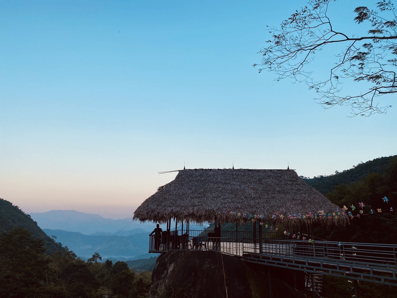 Le village de Phiêng Phàng attire les touristes avec de beaux paysages. Le village de Phiêng Phàng attire les touristes avec de beaux paysages.