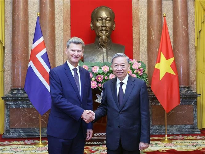 Le président To Lam (droite) reçoit l'ambassadeur d'Islande, Thórir Isben. Photo : VNA. Le président To Lam (droite) reçoit l'ambassadeur d'Islande, Thórir Isben. Photo : VNA.