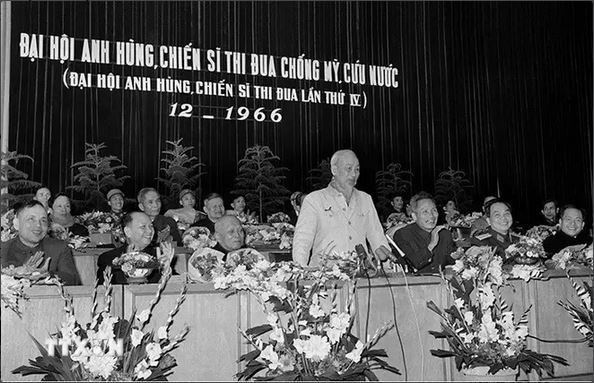 Le Président Hô Chi Minh s’adresse au 4e Congrès des héros et soldats d'émulation (1966). Photo : VNA Le Président Hô Chi Minh s’adresse au 4e Congrès des héros et soldats d'émulation (1966). Photo : VNA