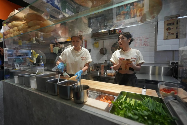 Phung et Hanh dans le restaurant de Bánh Mì Nếm. Photo : SCMP. Phung et Hanh dans le restaurant de Bánh Mì Nếm. Photo : SCMP.