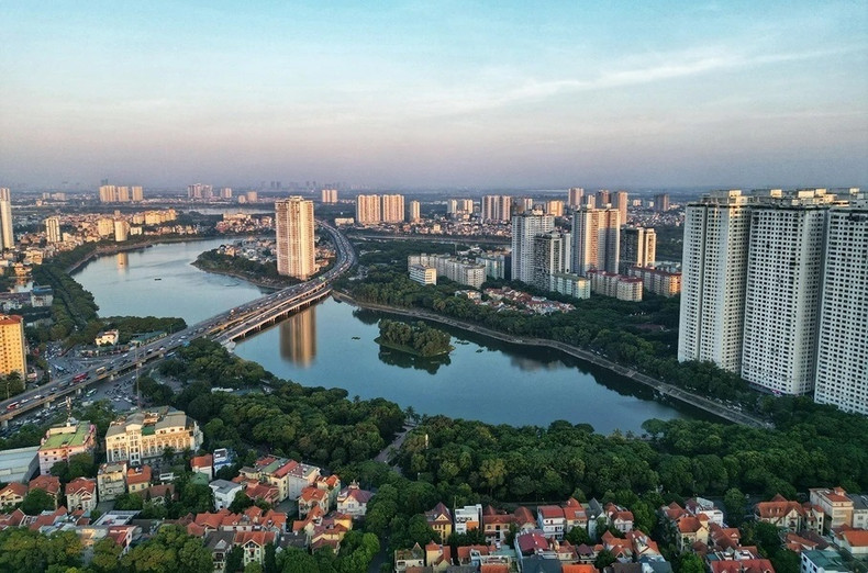 Le lac Linh Dam a une superficie de 74 hectares, avec des eaux bleu clair dans la nouvelle zone urbaine animée, faisant de cet endroit un paysage poétique et charmant. Le lac Linh Dam a une superficie de 74 hectares, avec des eaux bleu clair dans la nouvelle zone urbaine animée, faisant de cet endroit un paysage poétique et charmant.