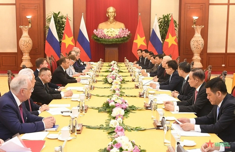 Le Secrétaire général Nguyên Phu Trong rencontre le Président du Parti Russie unie, Dmitry Medvedev, au siège du Comité central du PCV le 22 mai. Photo : VNA.