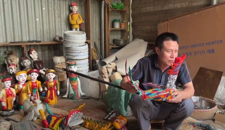 Phi a passé de nombreuses nuits blanches, se demandant comment rendre ses marionnettes vivantes pour qu’elles soient les plus proches du public. Photo : VOV.