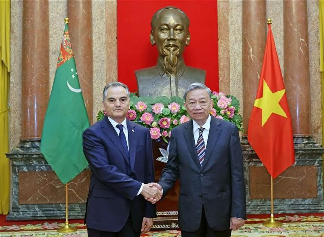 Le président To Lam (droite) et l'ambassadeur du Turkménistan, Parakhat Durdyev. Photo : VNA. Le président To Lam (droite) et l'ambassadeur du Turkménistan, Parakhat Durdyev. Photo : VNA.