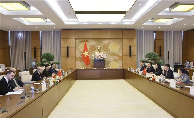 Entretien des secrétaires généraux des organes législatifs du Vietnam et du Maroc. Photo : VNA. Entretien des secrétaires généraux des organes législatifs du Vietnam et du Maroc. Photo : VNA.