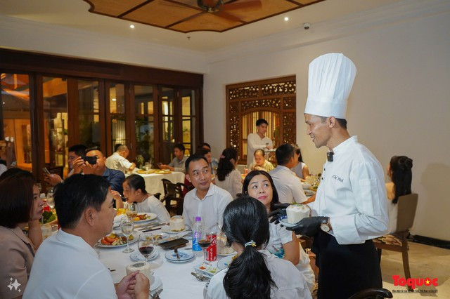 Le chef partage ses techniques de cuisine. Photo : TQ. Le chef partage ses techniques de cuisine. Photo : TQ.