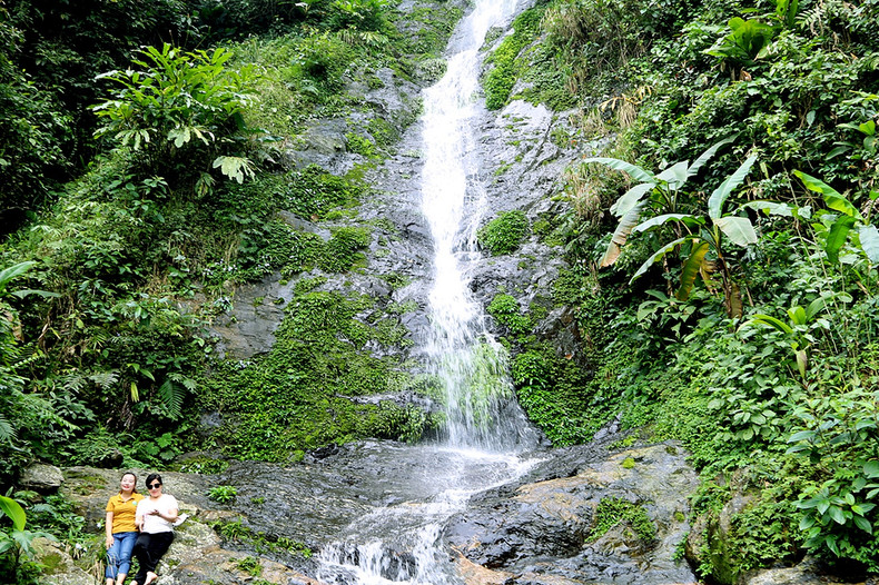 La cascade de Pù Lâu dans le village de Phiêng Phàng, commune de Yên Duong. La cascade de Pù Lâu dans le village de Phiêng Phàng, commune de Yên Duong.
