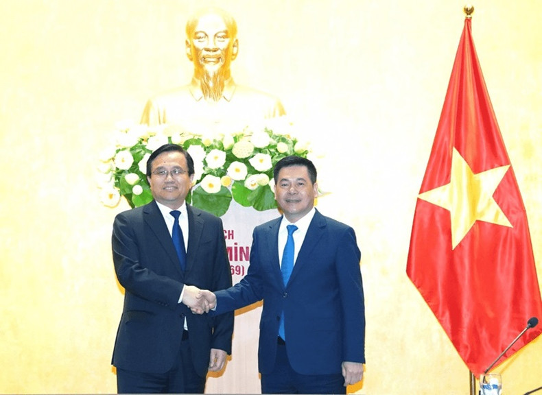 Le ministre vietnamien de l’Industrie et du Commerce a rencontré les dirigeants de la province du Shandong pour discuter des orientations et des plans de mise en œuvre de l’accord commun des dirigeants des deux pays visant à étendre la coopération économique et commerciale entre les localités vietnamiennes et la province du Shandong. Photo : congthuong