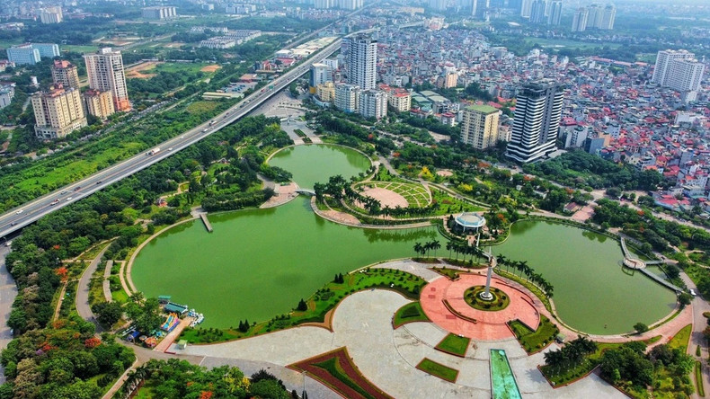 Un lac régulateur dans le parc Hoa Binh, arrondissement de Nam Tu Liem. Un lac régulateur dans le parc Hoa Binh, arrondissement de Nam Tu Liem.