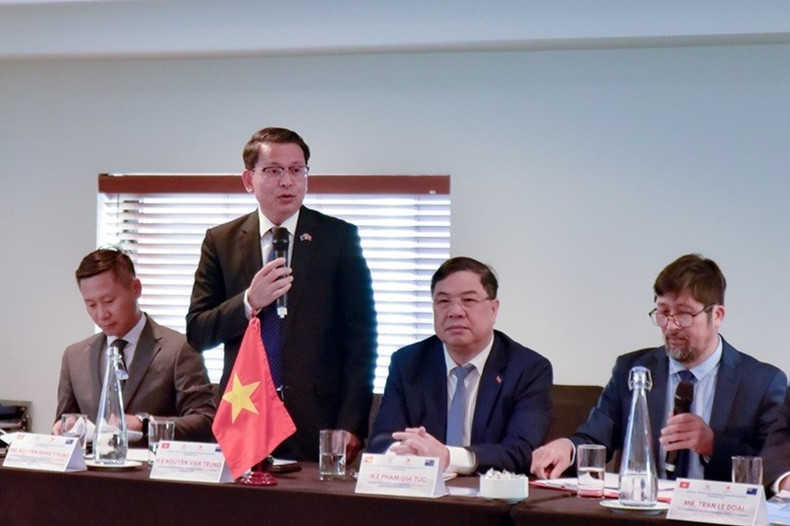 L’ambassadeur Nguyen Van Trung prend la parole lors de la Conférence sur la promotion du commerce et des investissements de la province de Nam Dinh, tenue à Auckland, le centre économique de la Nouvelle-Zélande. Photo : Ambassade du Vietnam en Nouvelle-Zélande. L’ambassadeur Nguyen Van Trung prend la parole lors de la Conférence sur la promotion du commerce et des investissements de la province de Nam Dinh, tenue à Auckland, le centre économique de la Nouvelle-Zélande. Photo : Ambassade du Vietnam en Nouvelle-Zélande.