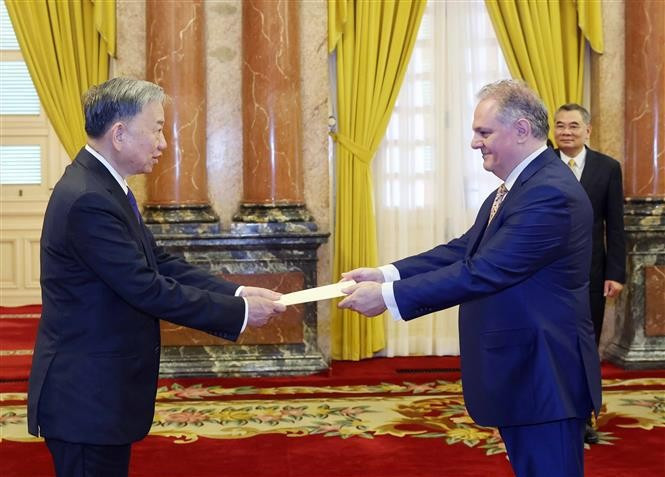 Le président To Lam (gauche) reçoit les lettres de créances de l'ambassadeur de Chypre, Evagoras Vryonides. Photo : VNA. Le président To Lam (gauche) reçoit les lettres de créances de l'ambassadeur de Chypre, Evagoras Vryonides. Photo : VNA.
