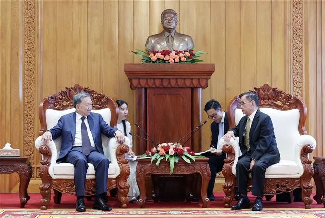 Le président To Lam (gauche) et l’ancien Premier ministre du Laos Thongsing Thammavong. Photo : VNA. Le président To Lam (gauche) et l’ancien Premier ministre du Laos Thongsing Thammavong. Photo : VNA.