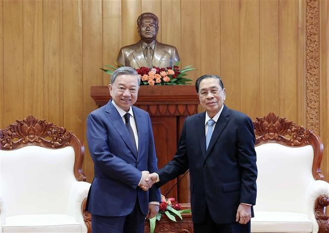 Le président To Lam (gauche) et l'ancien secrétaire général du Parti populaire révolutionnaire du Laos (PPRL) et ancien président du Laos Choummaly Sayasone. Photo : VNA. Le président To Lam (gauche) et l'ancien secrétaire général du Parti populaire révolutionnaire du Laos (PPRL) et ancien président du Laos Choummaly Sayasone. Photo : VNA.