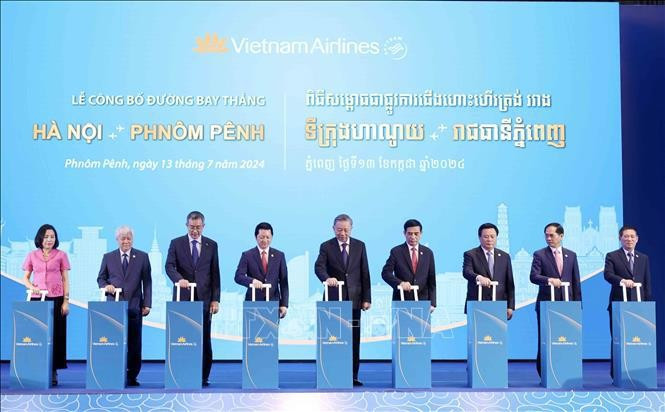 Le président à la cérémonie d'annonce de la ligne aérienne directe Hanoï - Phnom Penh de la compagnie aérienne nationale du Vietnam (Vietnam Airlines). Photo : VNA