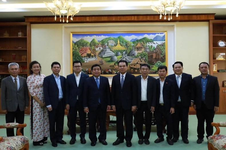 Les deux ministres et les délégués posent pour une photo souvenir.