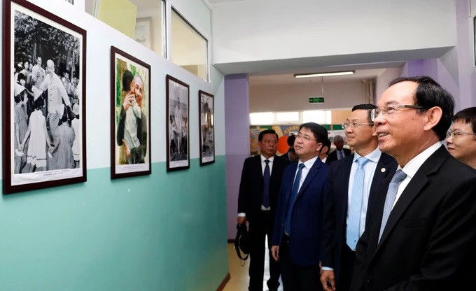 Le secrétaire du Comité du Parti de Hô Chi Minh-Ville, Nguyen Van Nen, et d’autres délégués visitent l’exposition présentant des images du Président Hô Chi Minh à l’école Hô Chi Minh en Mongolie. Photo : SGGP. Le secrétaire du Comité du Parti de Hô Chi Minh-Ville, Nguyen Van Nen, et d’autres délégués visitent l’exposition présentant des images du Président Hô Chi Minh à l’école Hô Chi Minh en Mongolie. Photo : SGGP.