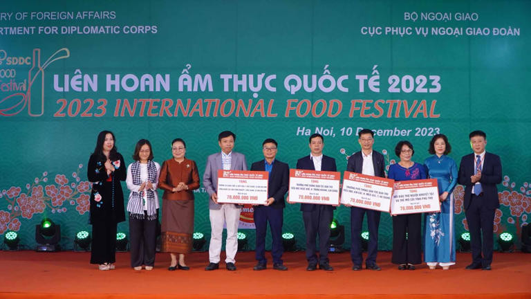 L’ambassadrice du Laos, Khamphao Ernthavanh (3e à partir de la gauche) au Festival international de la gastronomie 2023. Photo : baoquocte. L’ambassadrice du Laos, Khamphao Ernthavanh (3e à partir de la gauche) au Festival international de la gastronomie 2023. Photo : baoquocte.