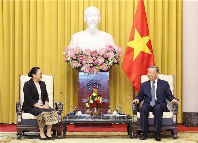 Le président Tô Lâm et l’ambassadeur du Laos Khamphao Ernthavanh lors d’une réunion avec les ambassadeurs et chargés d’affaires des pays de l’ASEAN et du Timor-Leste à Hanoï le 30 mai. Photo : VNA Le président Tô Lâm et l’ambassadeur du Laos Khamphao Ernthavanh lors d’une réunion avec les ambassadeurs et chargés d’affaires des pays de l’ASEAN et du Timor-Leste à Hanoï le 30 mai. Photo : VNA