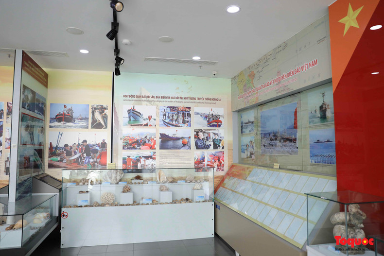 Les documents sont classés en cinq thèmes, retraçant l’histoire de la formation, la position géographique, et la souveraineté de Hoàng Sa à travers des documents et cartes légaux diffusés tant au niveau national qu’international. Les documents sont classés en cinq thèmes, retraçant l’histoire de la formation, la position géographique, et la souveraineté de Hoàng Sa à travers des documents et cartes légaux diffusés tant au niveau national qu’international.