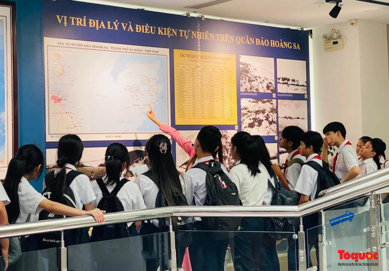 La Galerie Hoàng Sa est un point de repère pour l’éducation à la souveraineté maritime, visitée par de nombreuses écoles qui y organisent des cérémonies d’adhésion à la Ligue des Jeunes Communistes et des cérémonies de récompenses pour les élèves. C’est aussi un lieu où les agences et unités administratives de l’État organisent des séances thématiques. La Galerie Hoàng Sa est un point de repère pour l’éducation à la souveraineté maritime, visitée par de nombreuses écoles qui y organisent des cérémonies d’adhésion à la Ligue des Jeunes Communistes et des cérémonies de récompenses pour les élèves. C’est aussi un lieu où les agences et unités administratives de l’État organisent des séances thématiques.